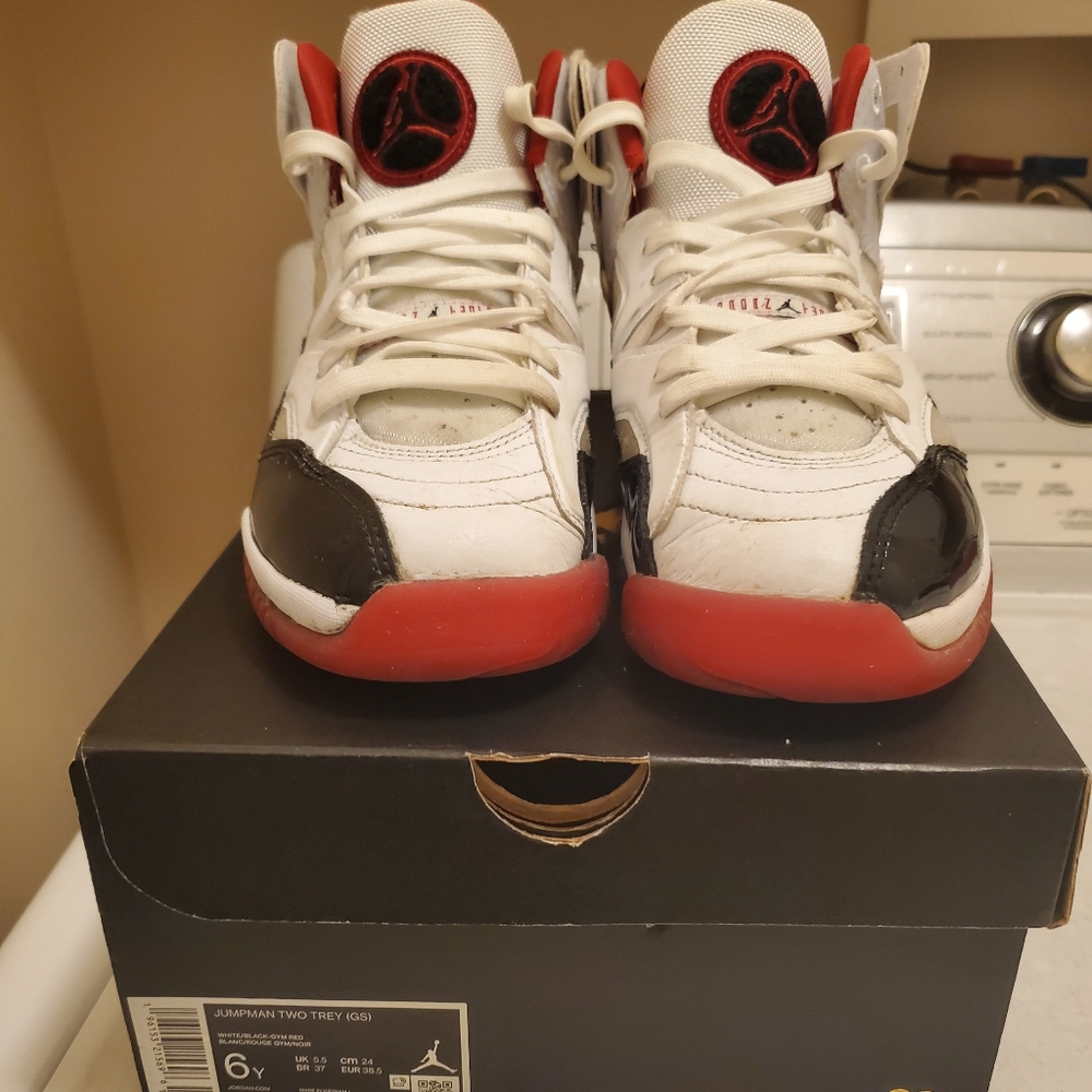 USED JORDAN TWO TREY KIDS BASKETBALL SHOES SIZE 6Y WHITE/RED/BLACK